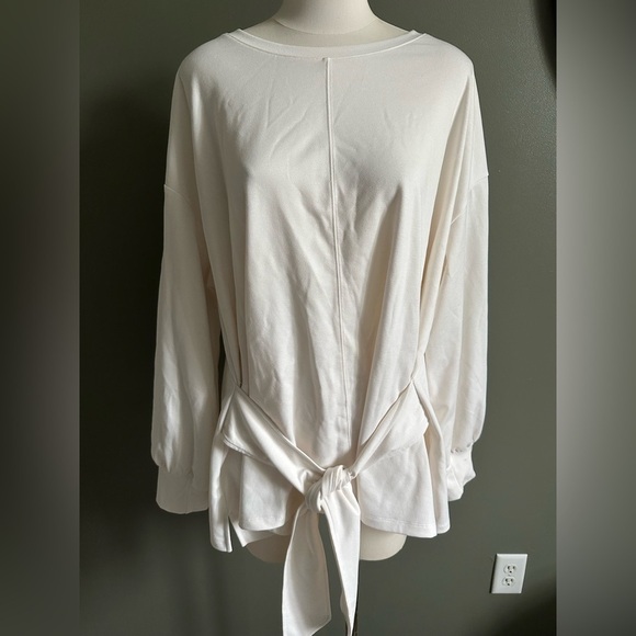 Liz Claiborne Tops - Liz Claiborne 2x Cream Women's Top with tie around waist